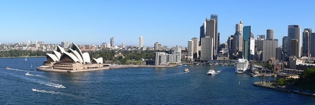 Panorama över Sydney där det klassiska Sydney Opera House finns med på ett hörn.