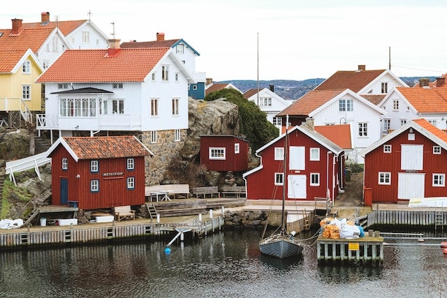 Bild på mysiga båthus längs västkusten i Bohuslän.