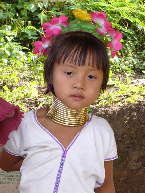 Bild på en flicka som tillhör de såkallade ringhalskvinnorna hos Kayan-folket.