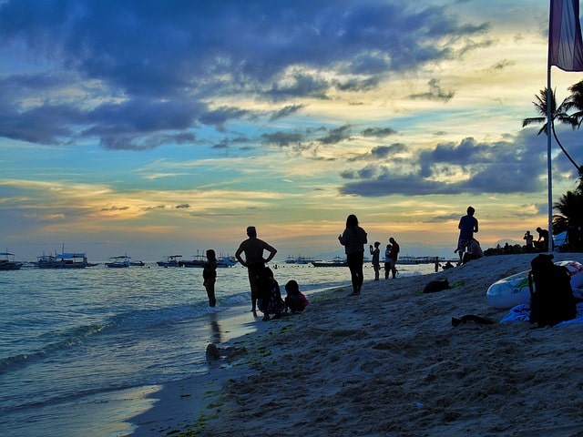 Bild på strandlivet i solnedgången på ön Panglao.