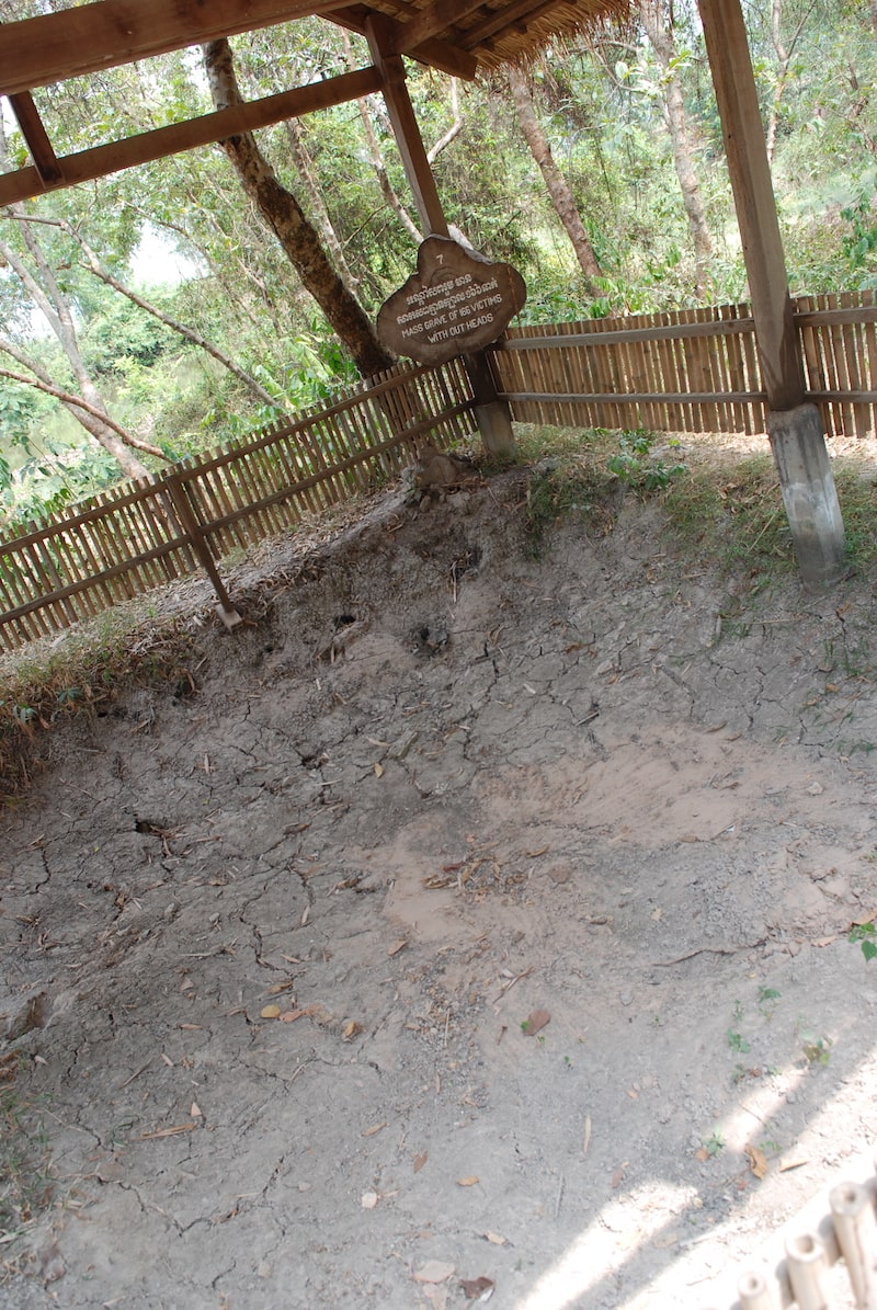 Bild på gravplats i Choeung Ek Killing Fields i Kambodja.
