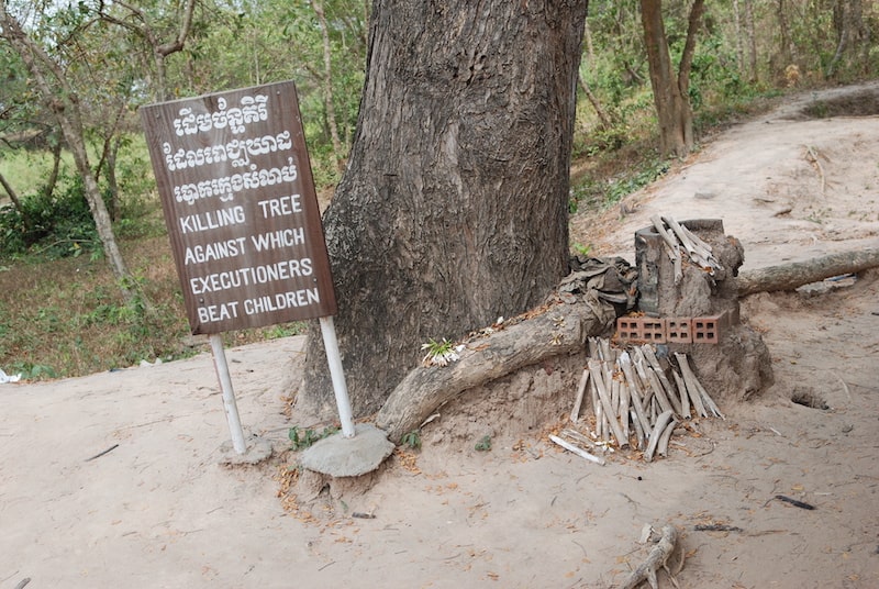 Bild på det träd där man slog barn i Choeung Ek Killing Fields i Kambodja.