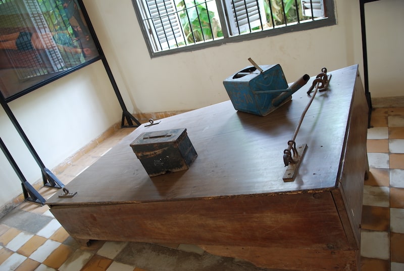 Bild på ett tortyrredskap i Tuol Slengs i Phnom Penh i Kambodja.