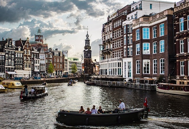 Bild på det klassiska Amsterdam från kanalen som går genom staden.