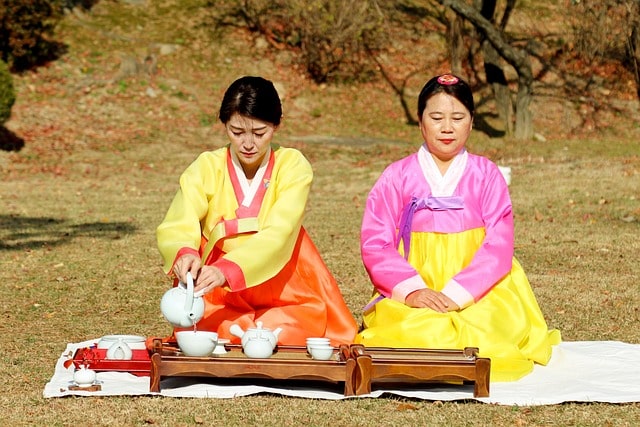 Bild på kvinnor som bär hanbok i Sydkorea.